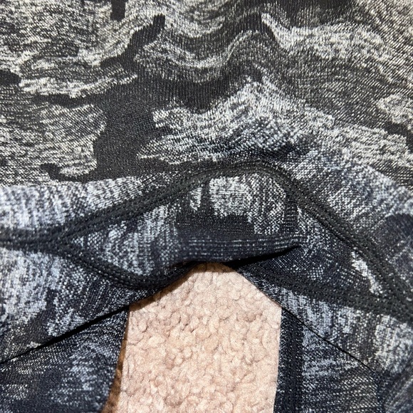 Gymshark black camo leggings - Picture 2 of 4